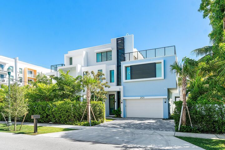 Property Photo:  201 SE 4th Avenue  FL 33483 