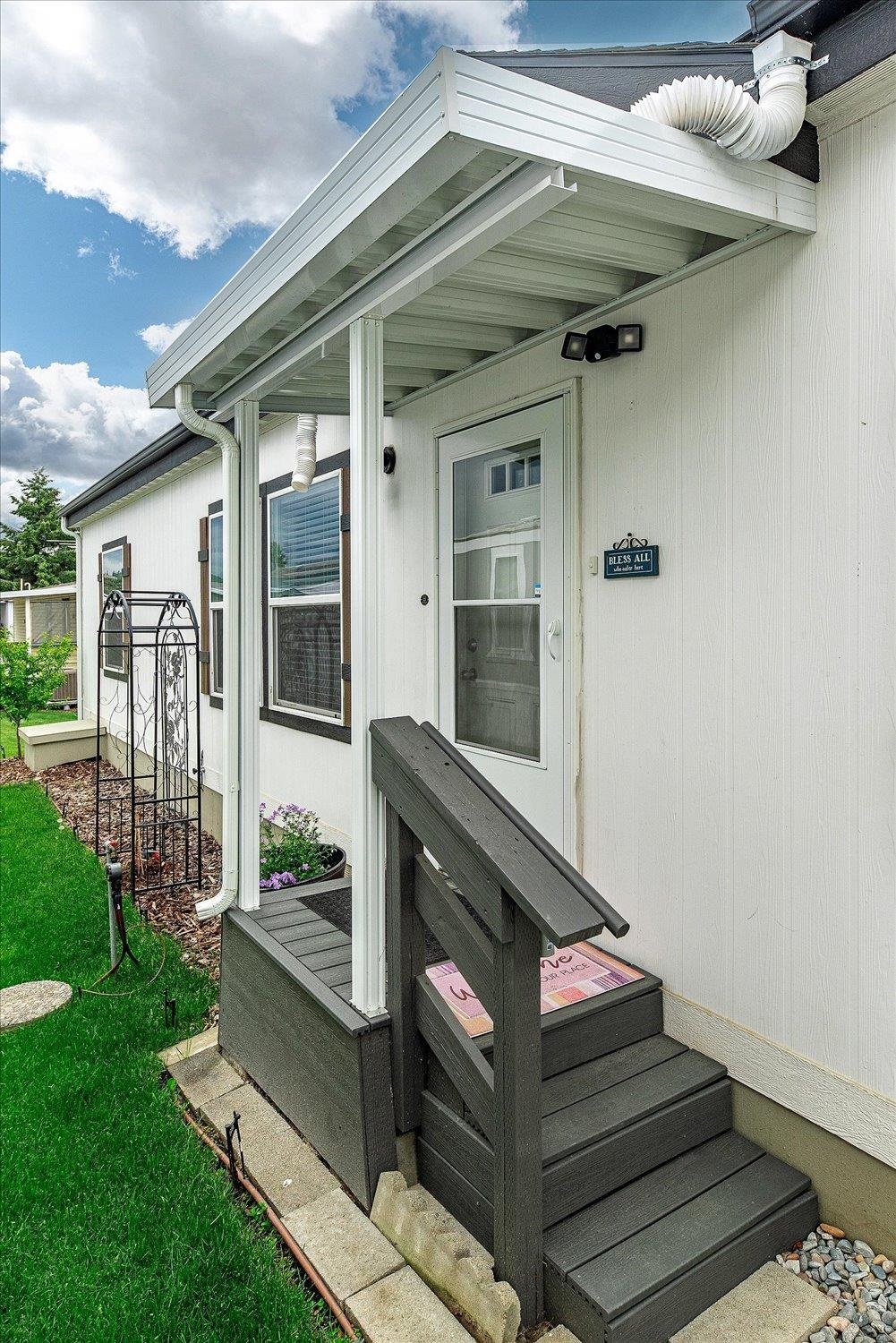 Property Photo: 304 S Conklin Rd Rd #38 WA 99037