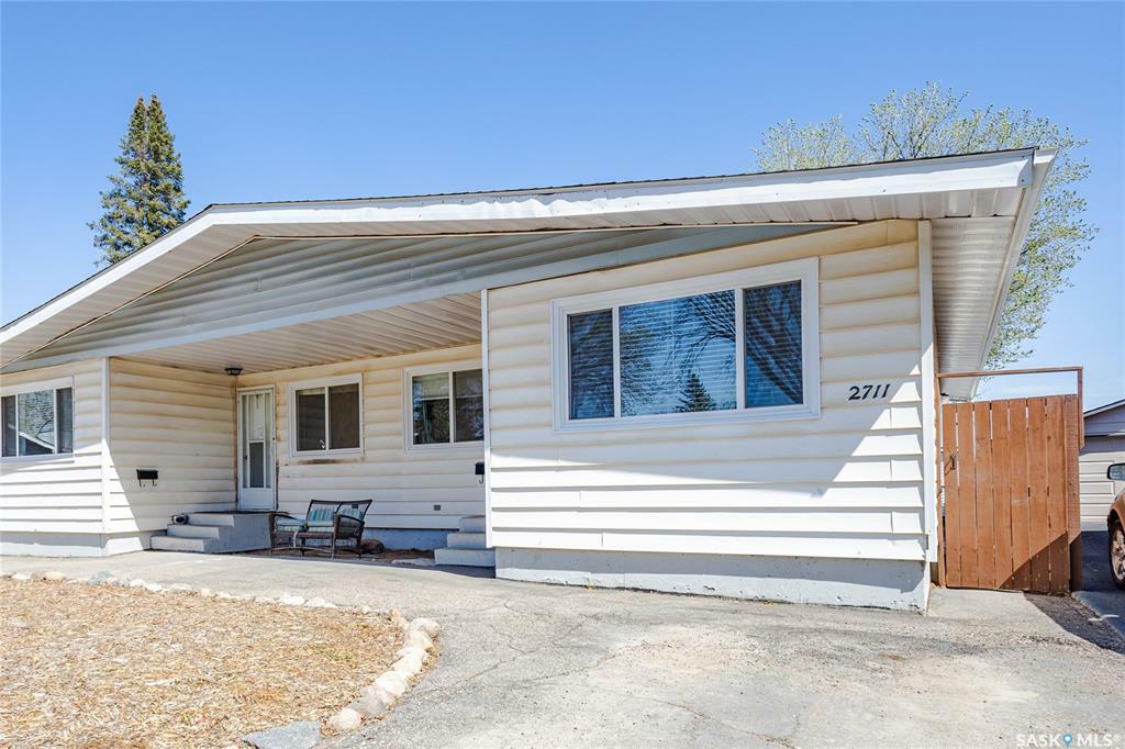 Property Photo: 2709-2711 Preston Avenue S SK S7J 2G7