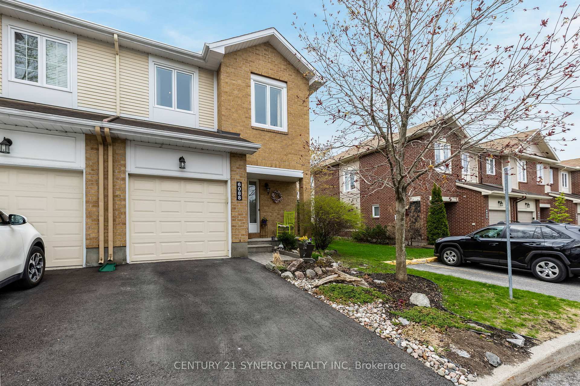 Property Photo: 6088 Red Willow Drive 18 ON K1C 7J6