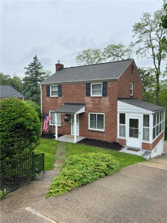 Property Photo: 1078 Greenlawn Drive PA 15220