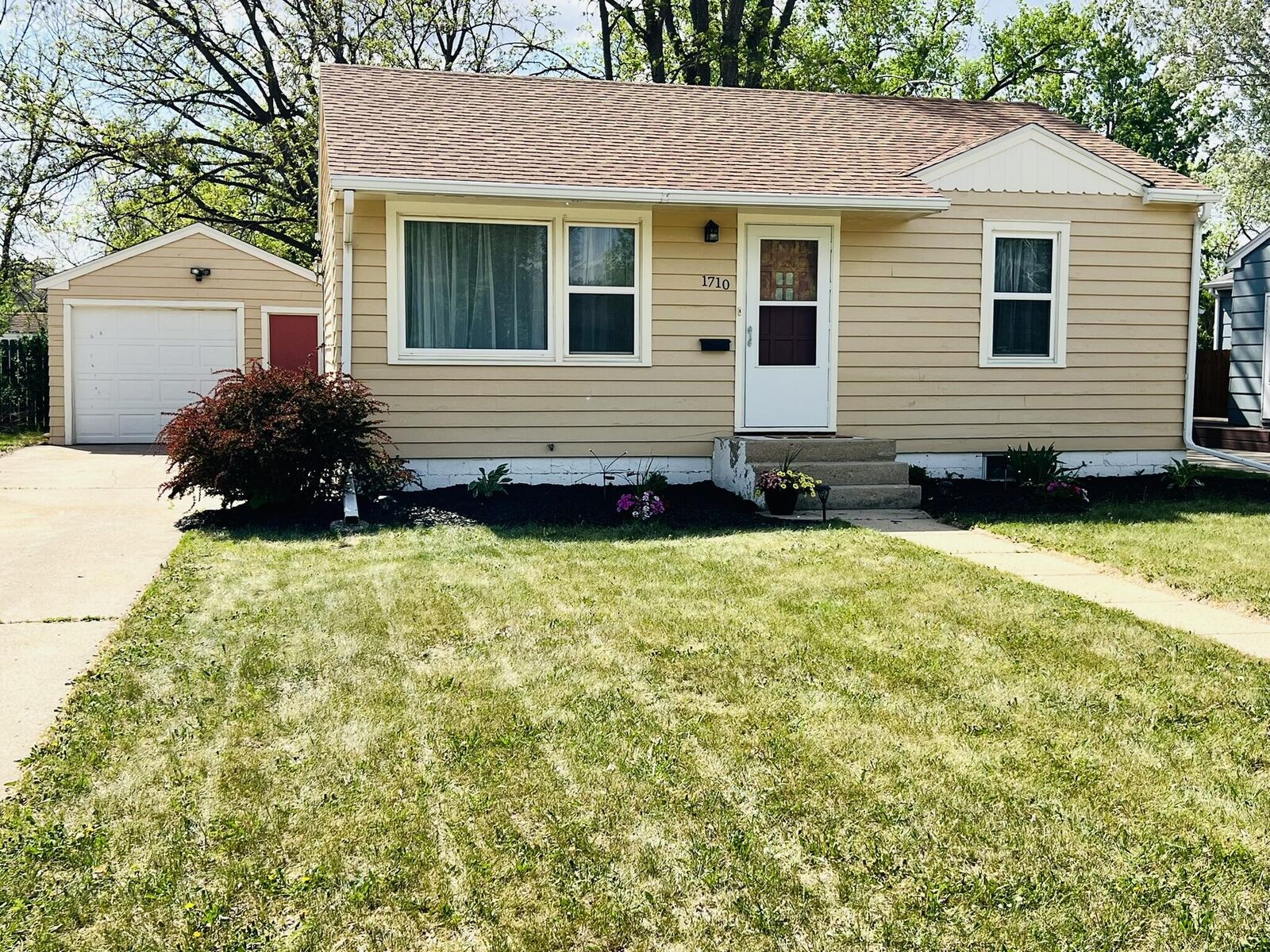 Property Photo:  1710 S 4th St  SD 57401 