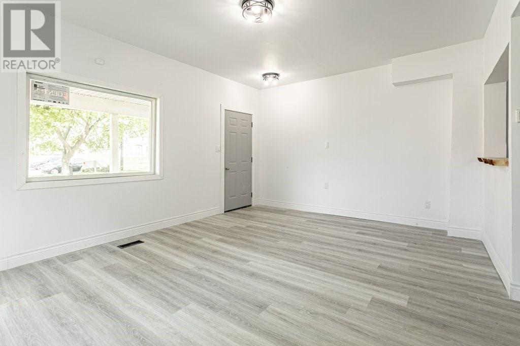 Property Photo:  136 Brock Street North  ON N7T 5Z1 