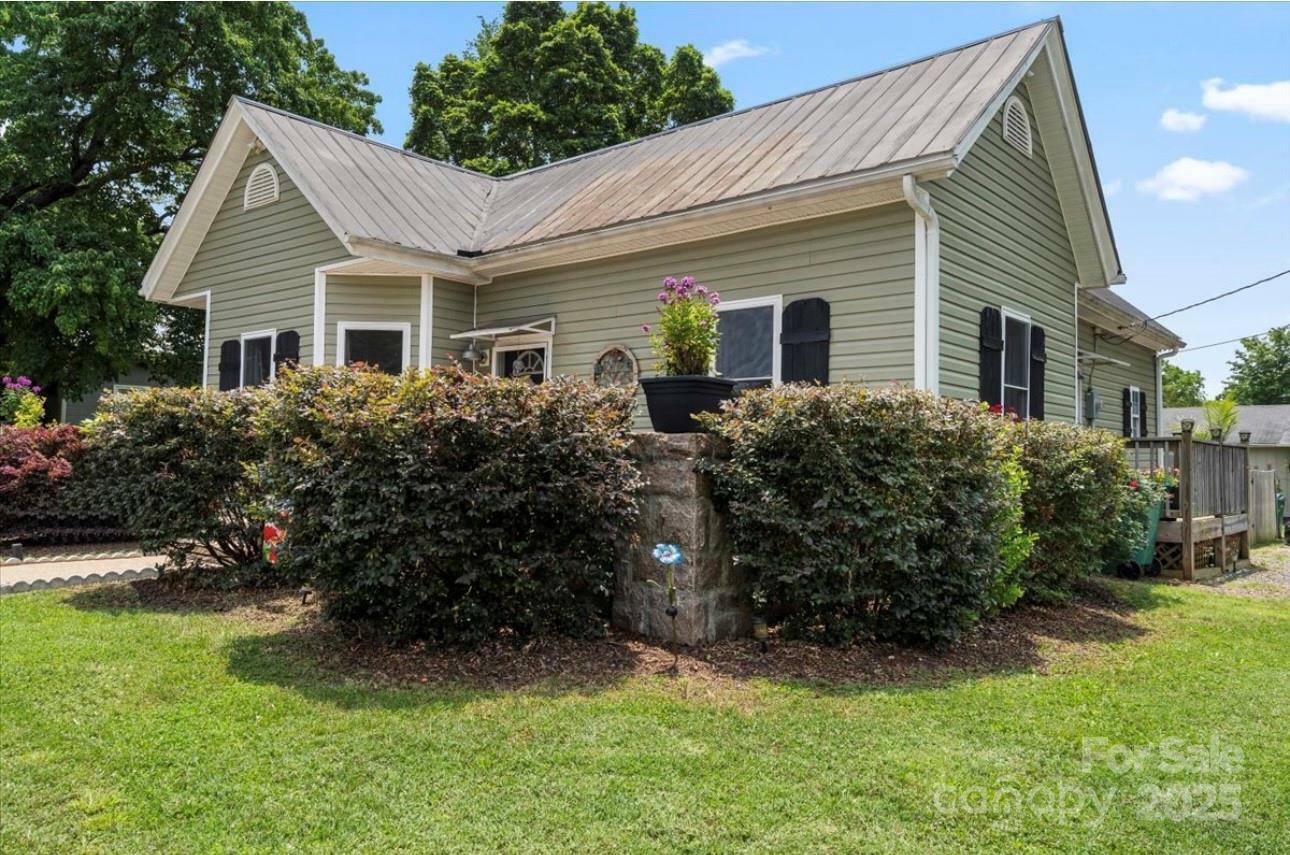 Property Photo: 303 N Main Street N NC 28146