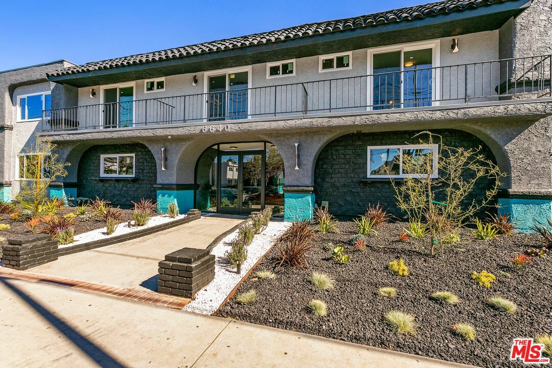 Property Photo: 6640 Woodley Ave CA 91406
