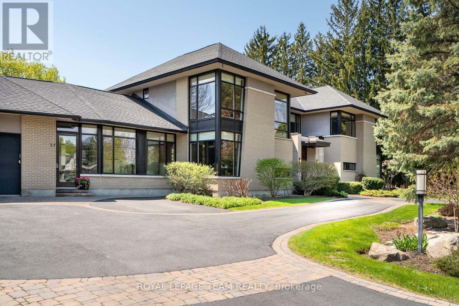 Property Photo: 37 Rothwell Drive ON K1J 7G5