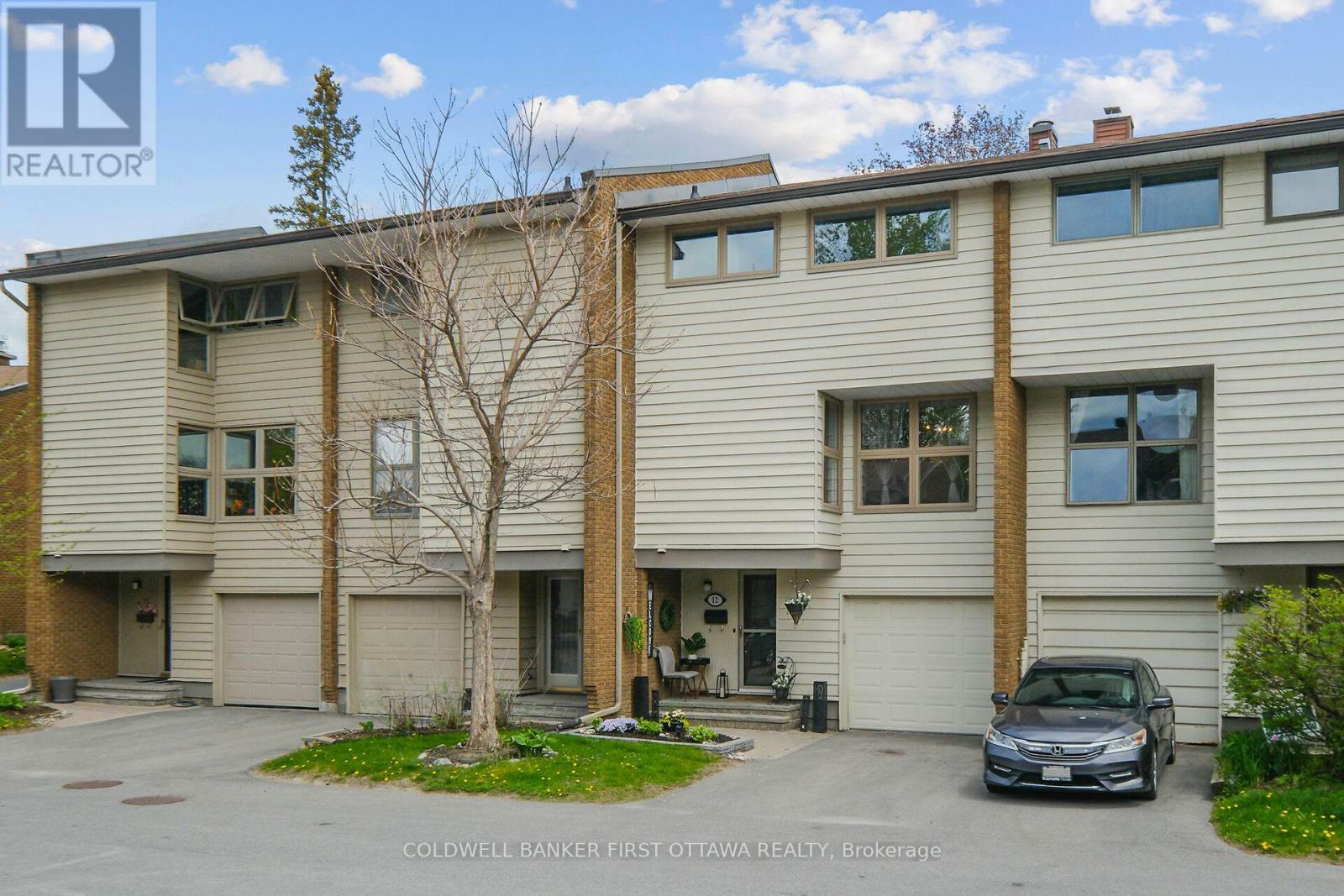 Property Photo: 12 Carmichael Court ON K2K 1K2