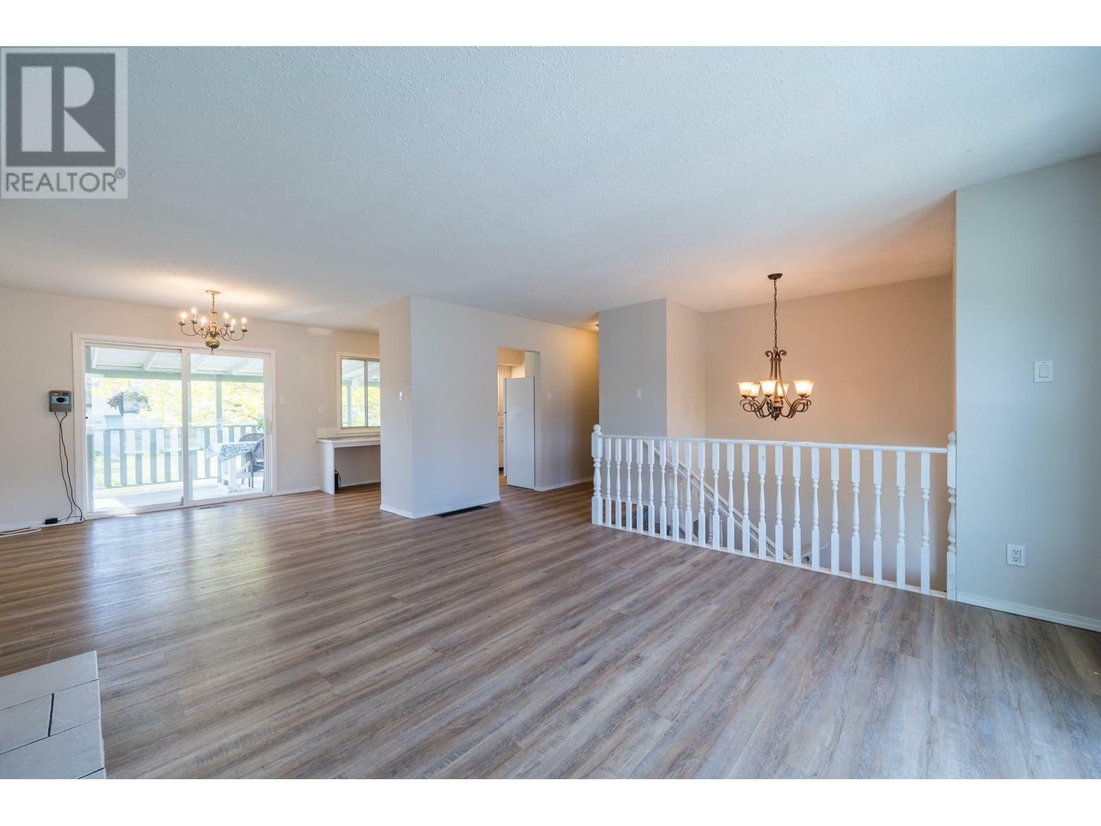 Property Photo: 1561 Parkcrest Avenue BC V2B 4W6