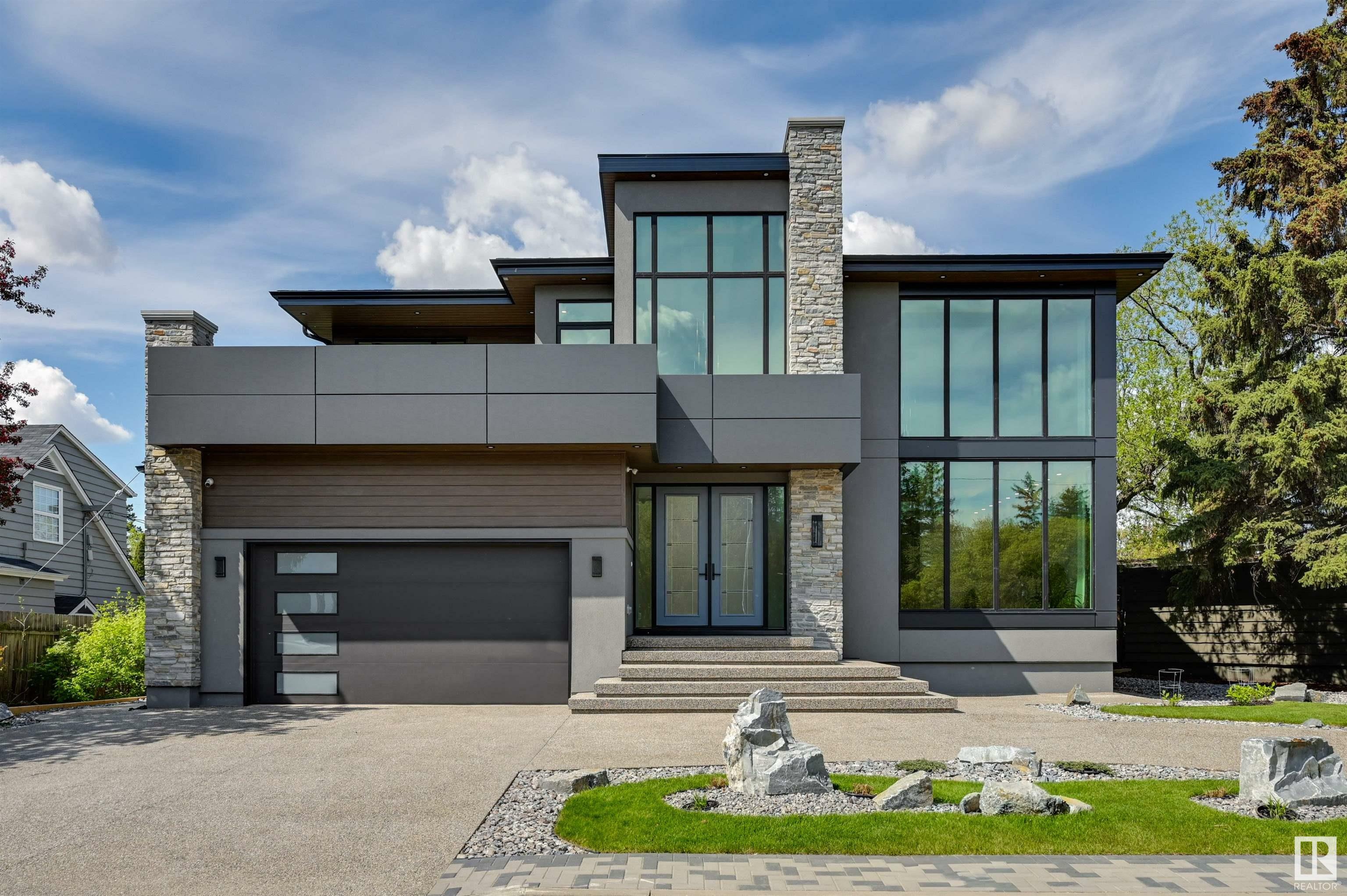 Photo de la propriété:  9832 142 Street NW  AB T5N 2N4 
