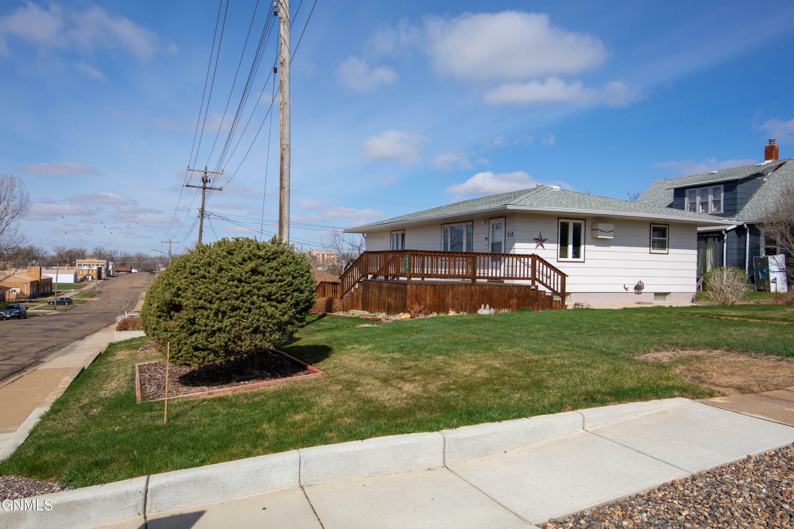 Property Photo:  312 E 3rd Street  ND 58646 