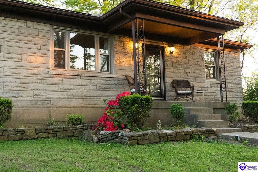 Property Photo: 6804 Old Briscoe Ln KY 40228