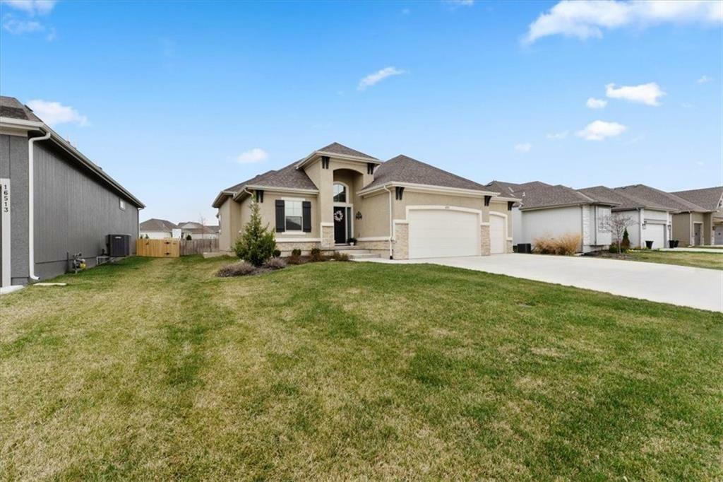Property Photo: 16521 S Stagecoach Street KS 66062