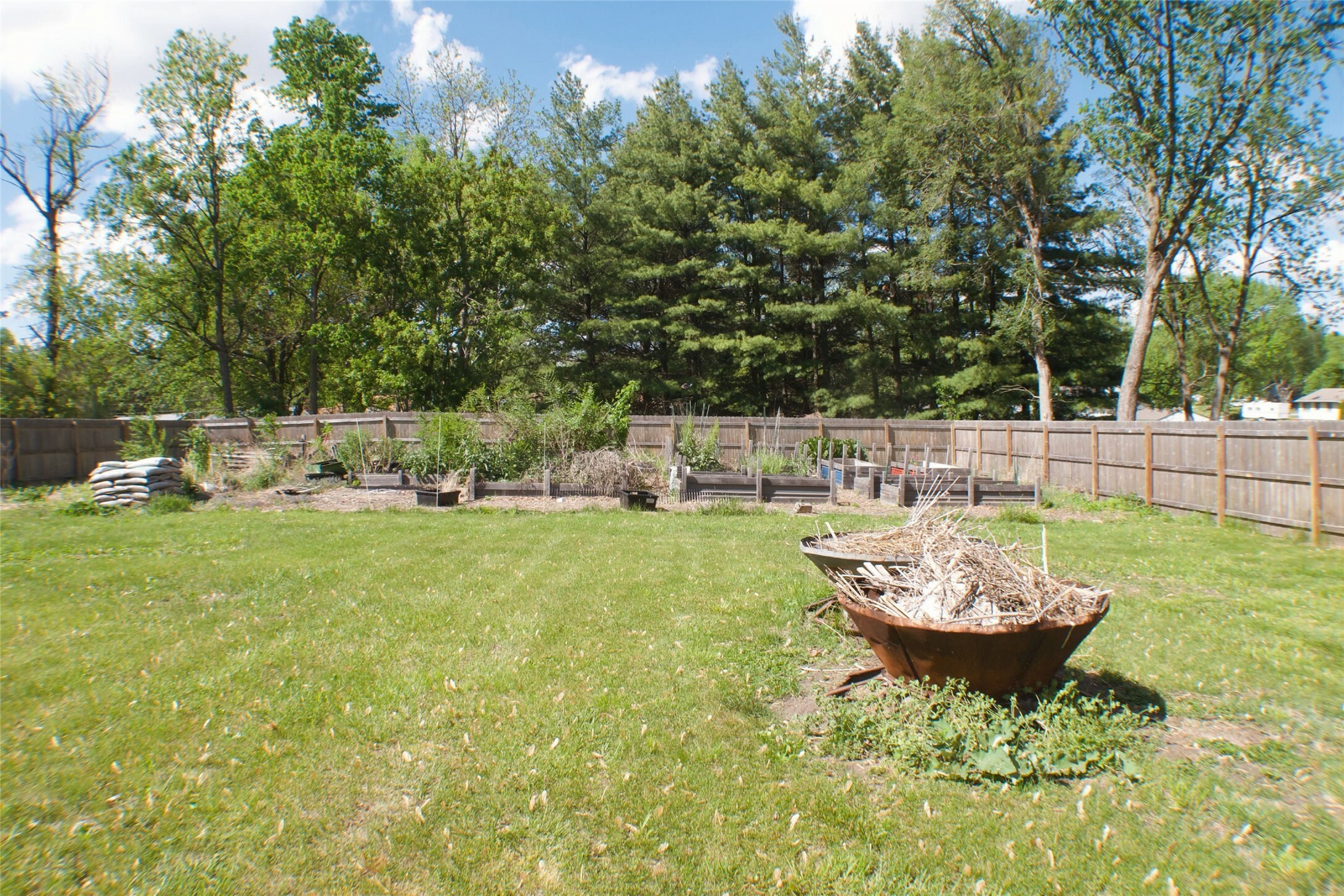 Property Photo: 3312 E Shawnee Avenue IA 50317