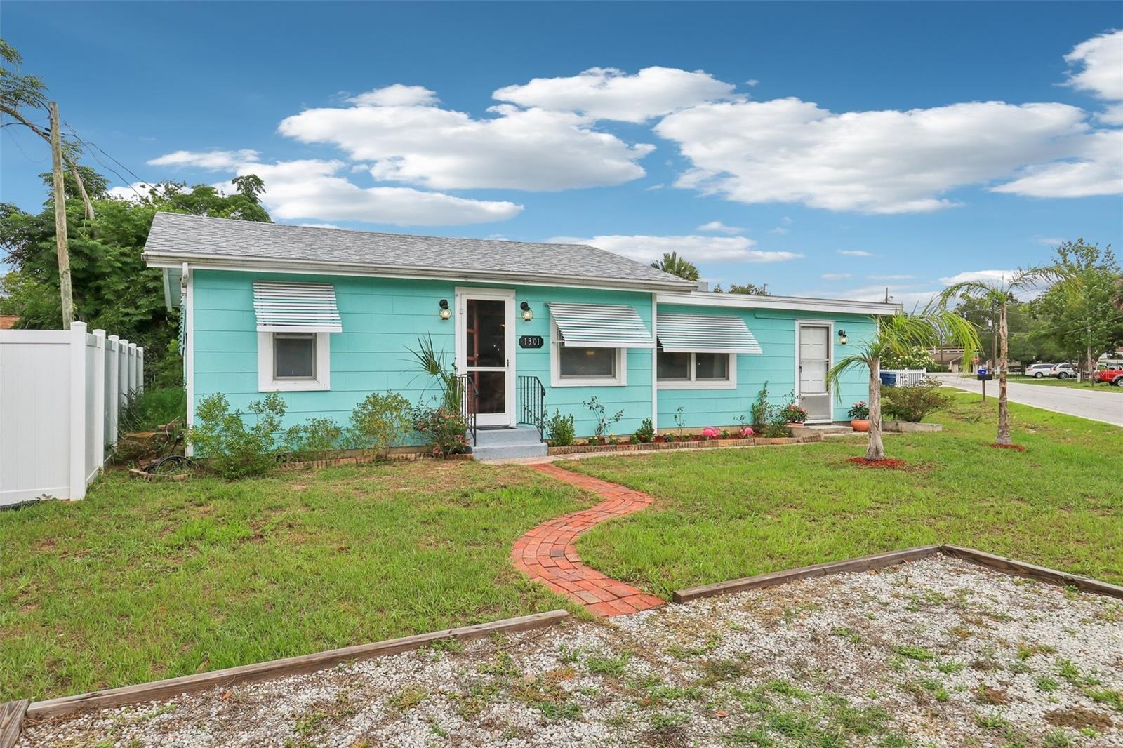 Property Photo:  1301 North Avenue  FL 32778 