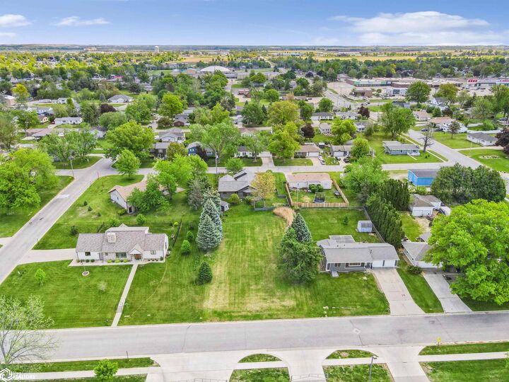 Property Photo:  1606 Crestview Drive  IA 50158 