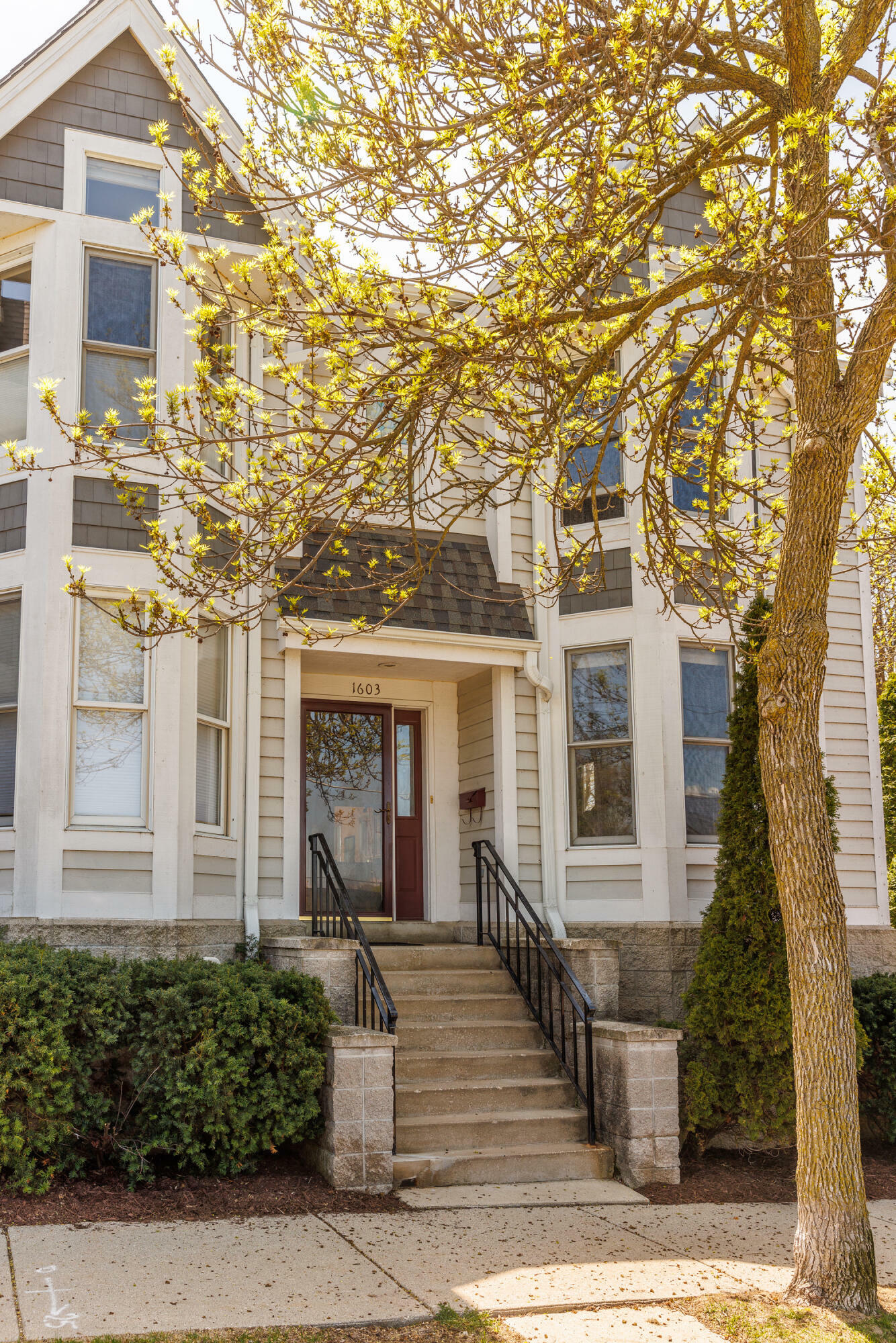 Property Photo: 1603 E Park Pl WI 53211