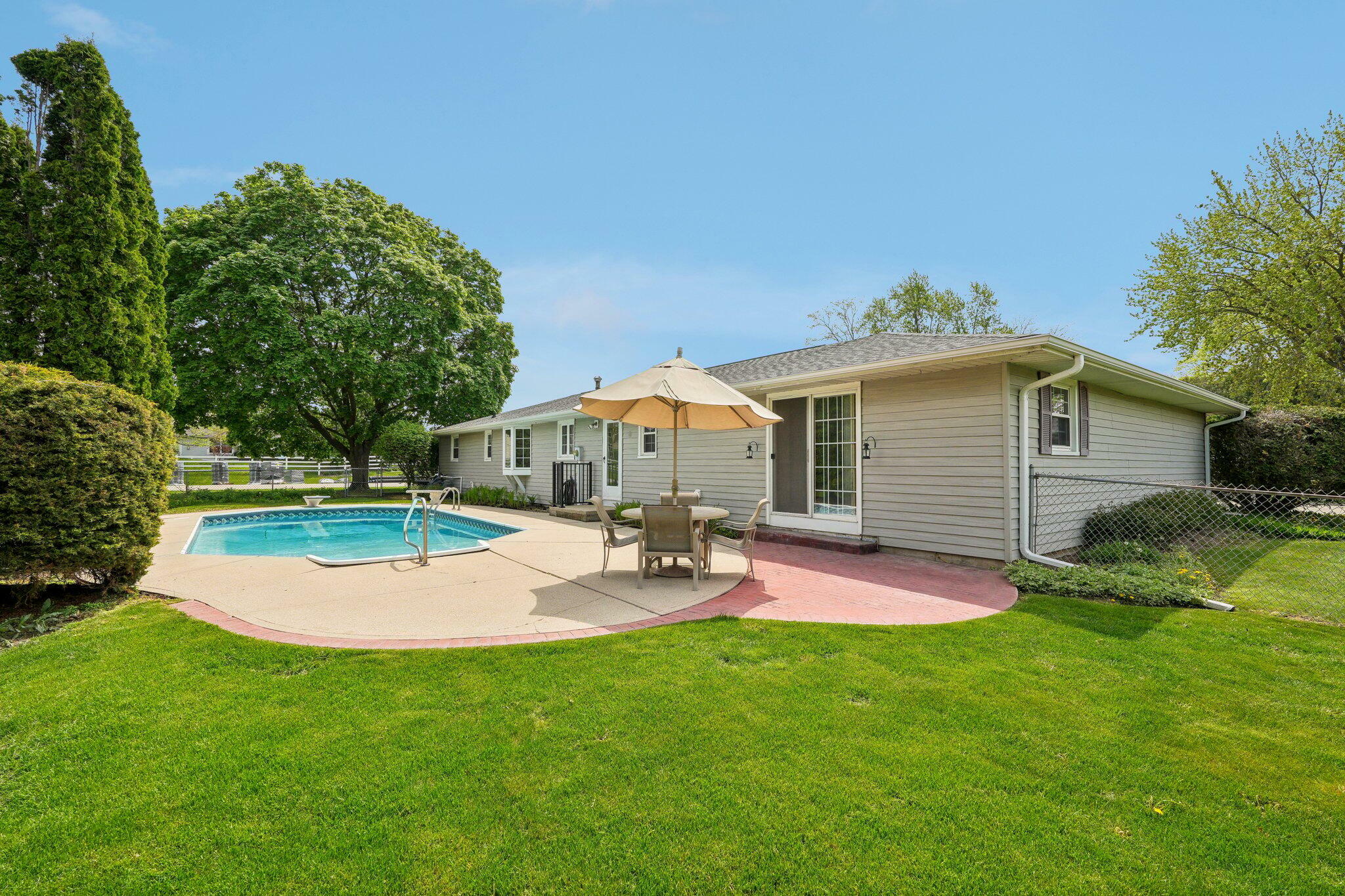 Property Photo: 718 Marigold St WI 53066