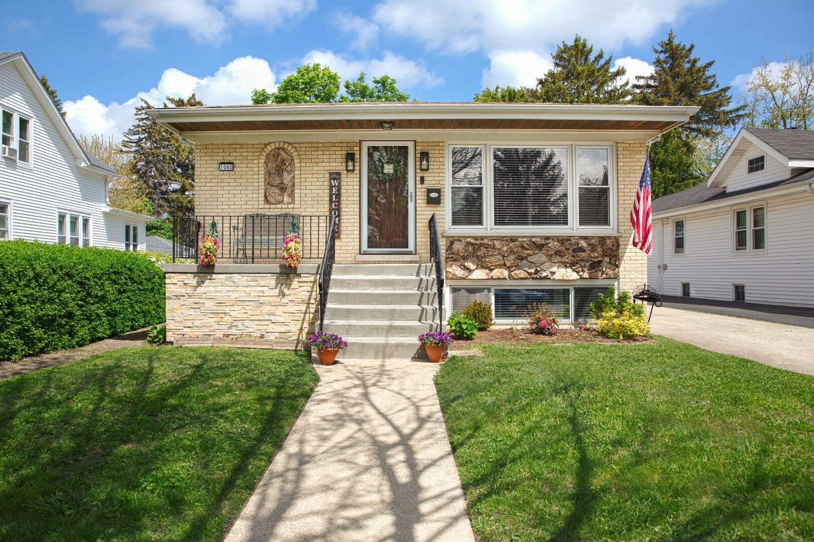 Property Photo: 1080 E Prairie Avenue IL 60016