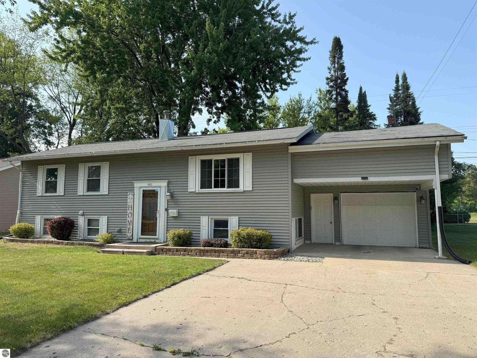 Property Photo:  1411 North Drive  MI 48858 