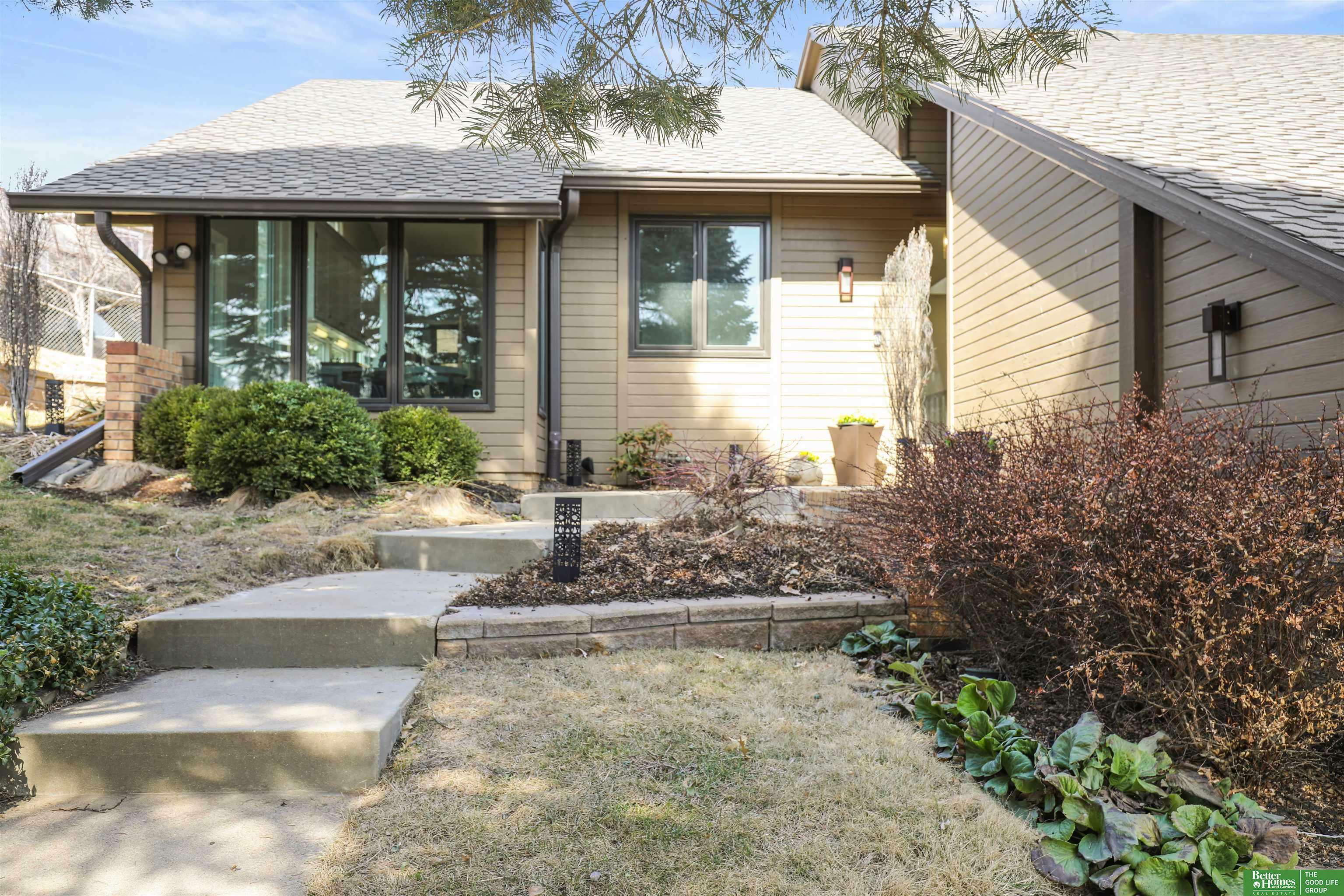 Property Photo: 850 S 112th Plaza NE 68154