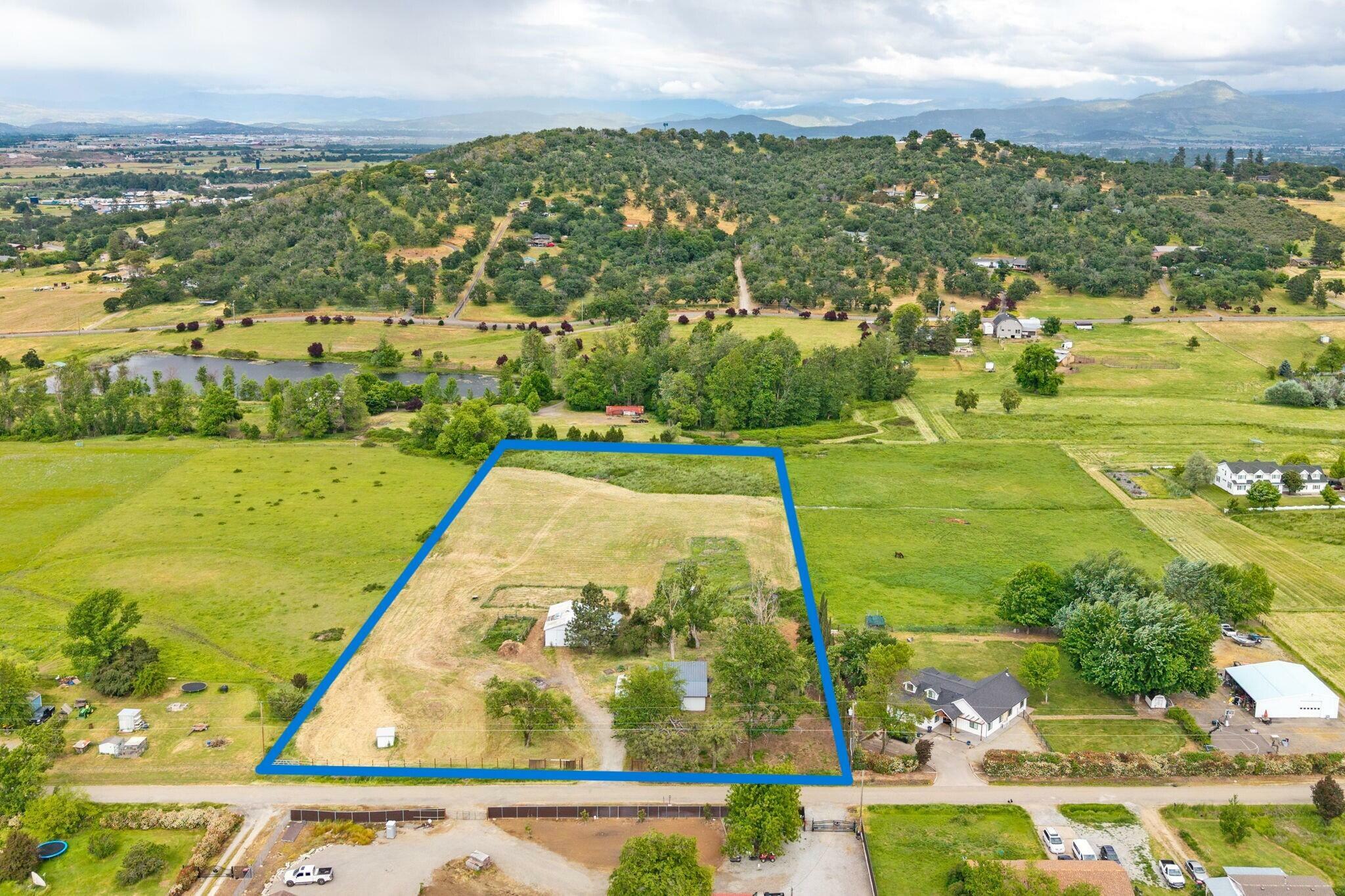 Property Photo: 6220 Shady Brook Drive OR 97502