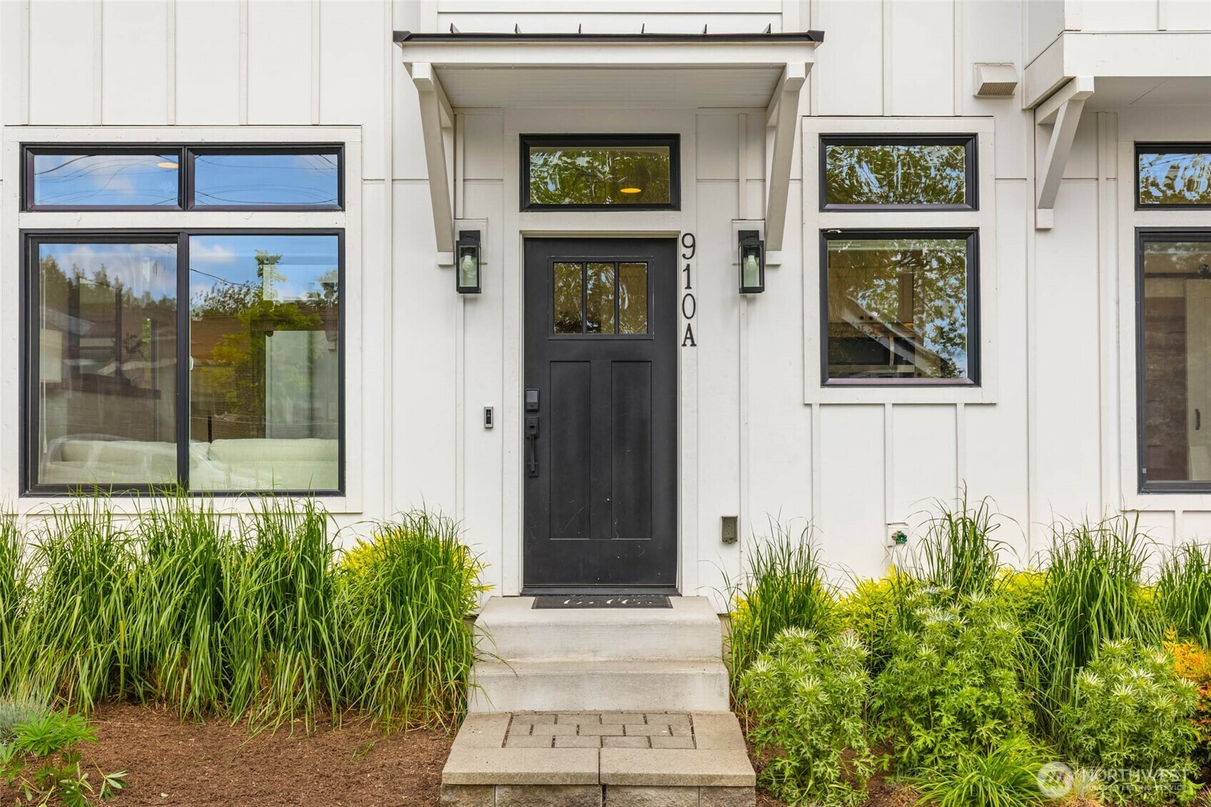 Property Photo: 910 A 24th Avenue S WA 98144