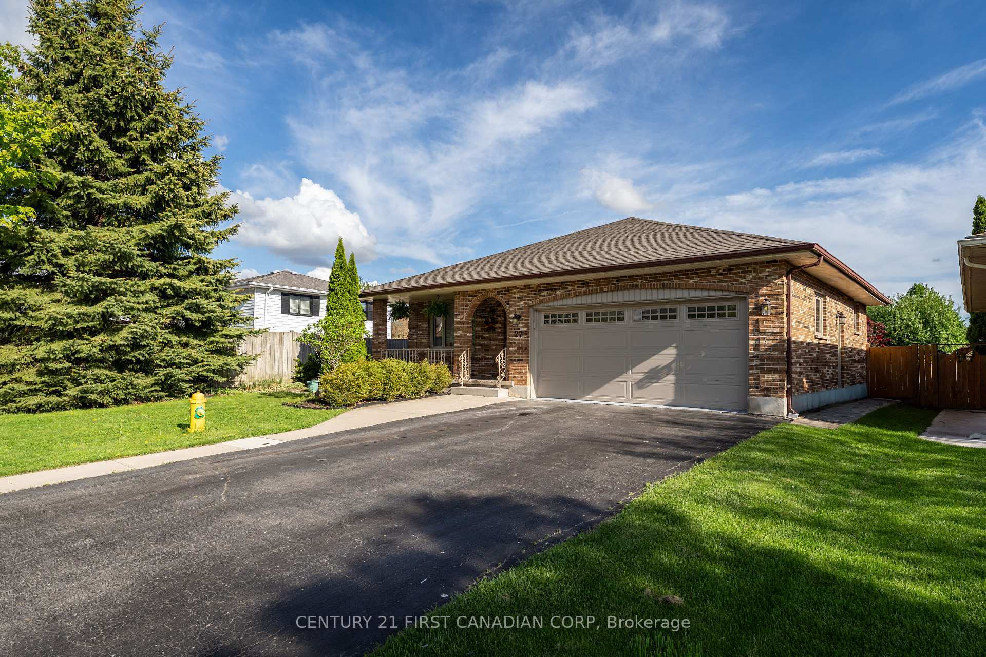 Property Photo: 27 Golfview Crescent ON N6C 5N2