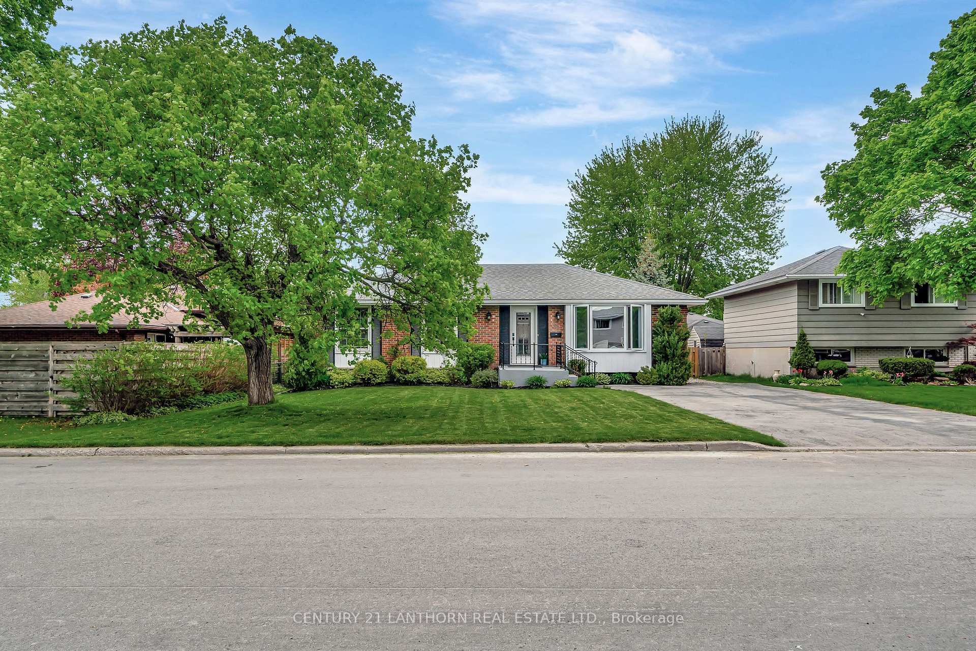 Property Photo: 21 Glenarden Crescent ON K8P 2B9