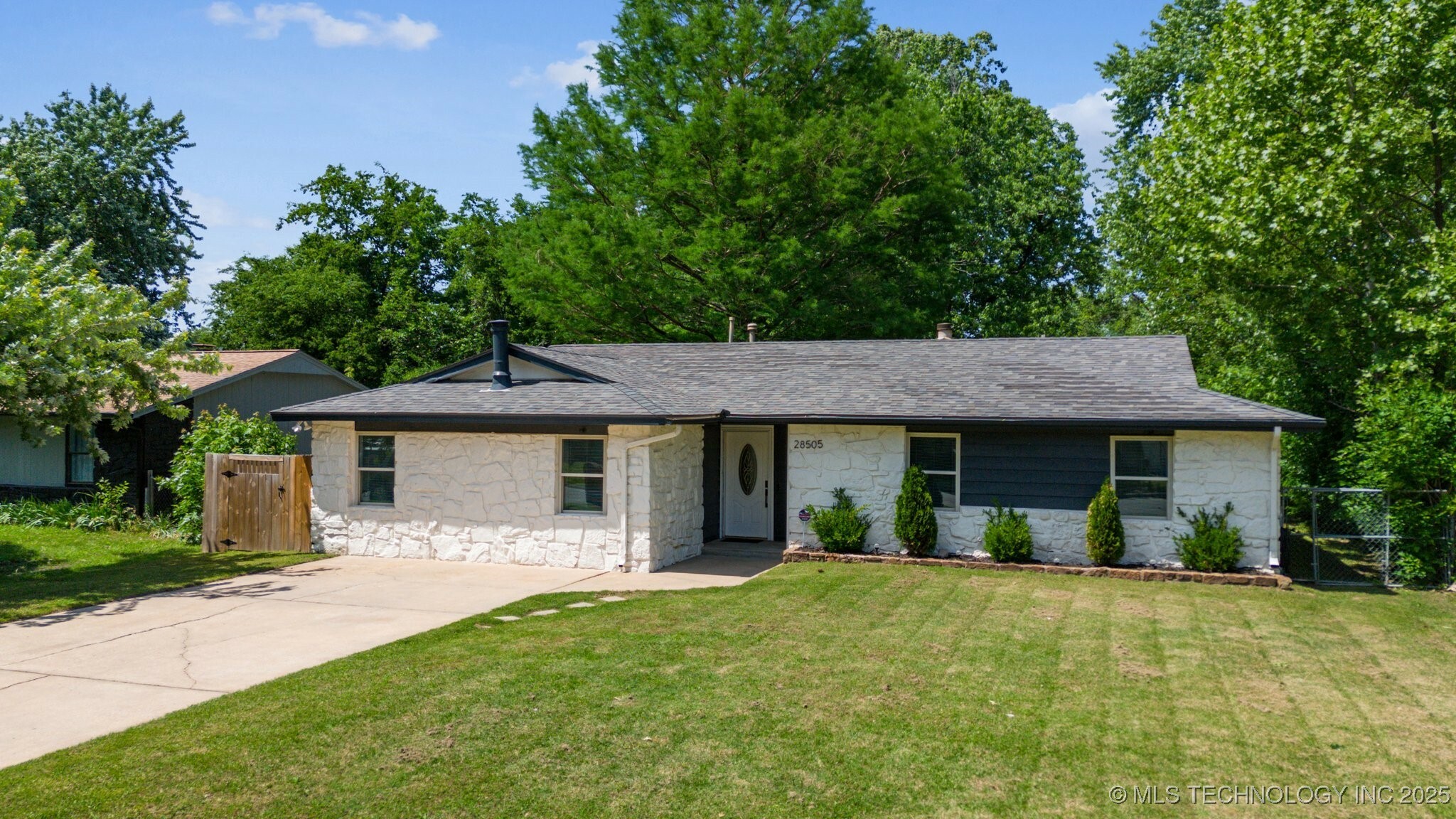 Property Photo: 28505 E 139th Street S OK 74429
