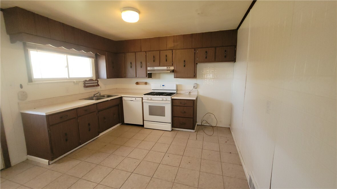 Property Photo: 905 2nd St PA 15317