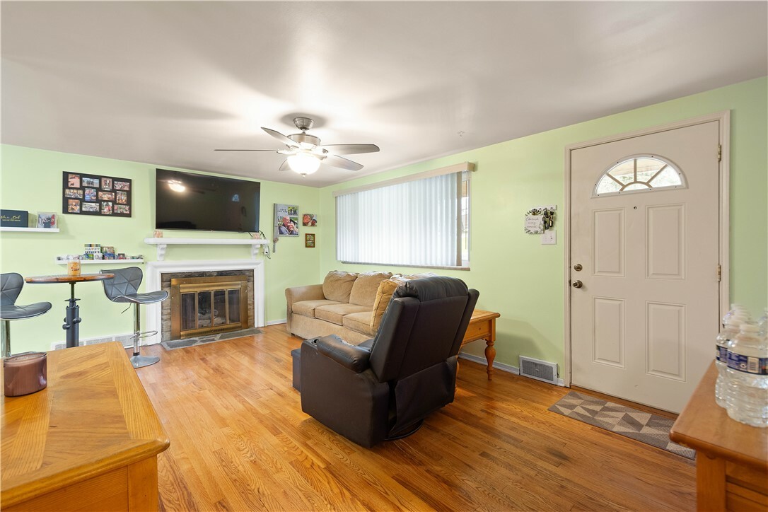 Property Photo:  5185 Caste Dr  PA 15236 