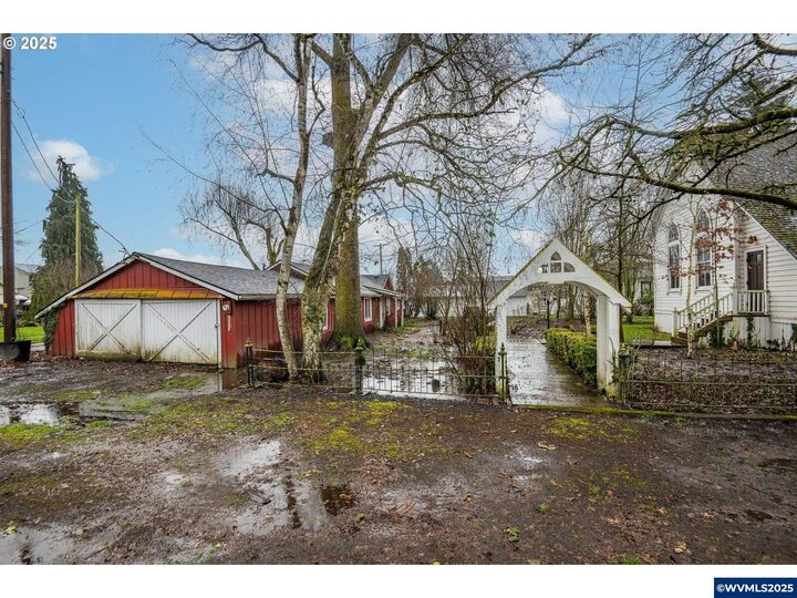 Property Photo:  30045 Highway 99E  OR 97377