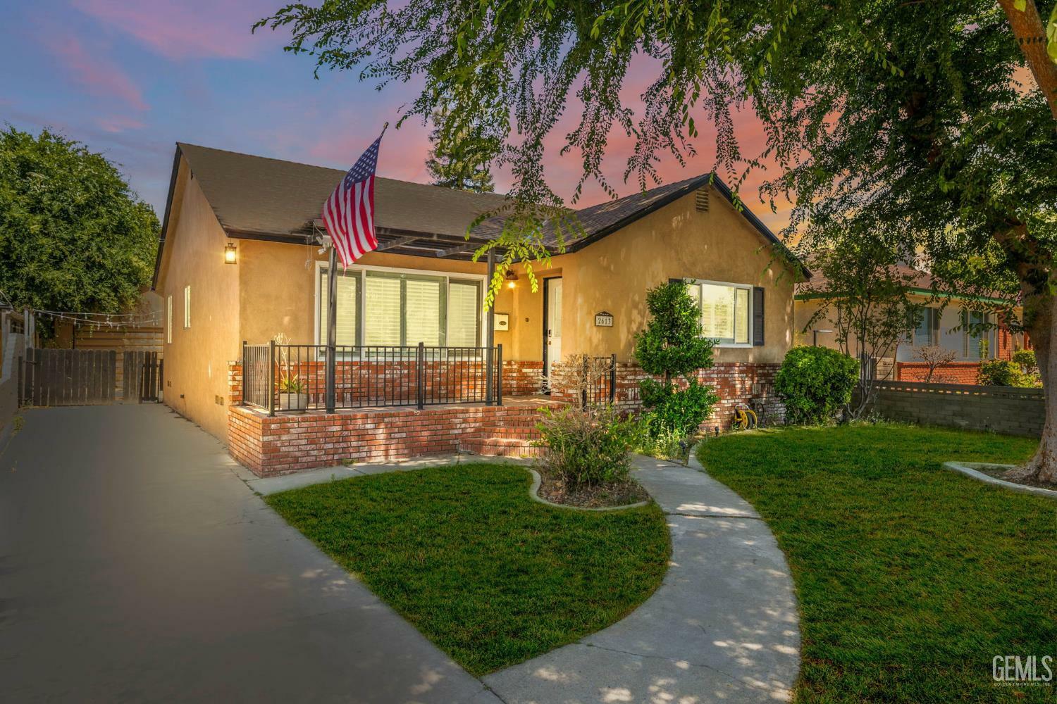 Property Photo: 2613 Spruce Street CA 93301