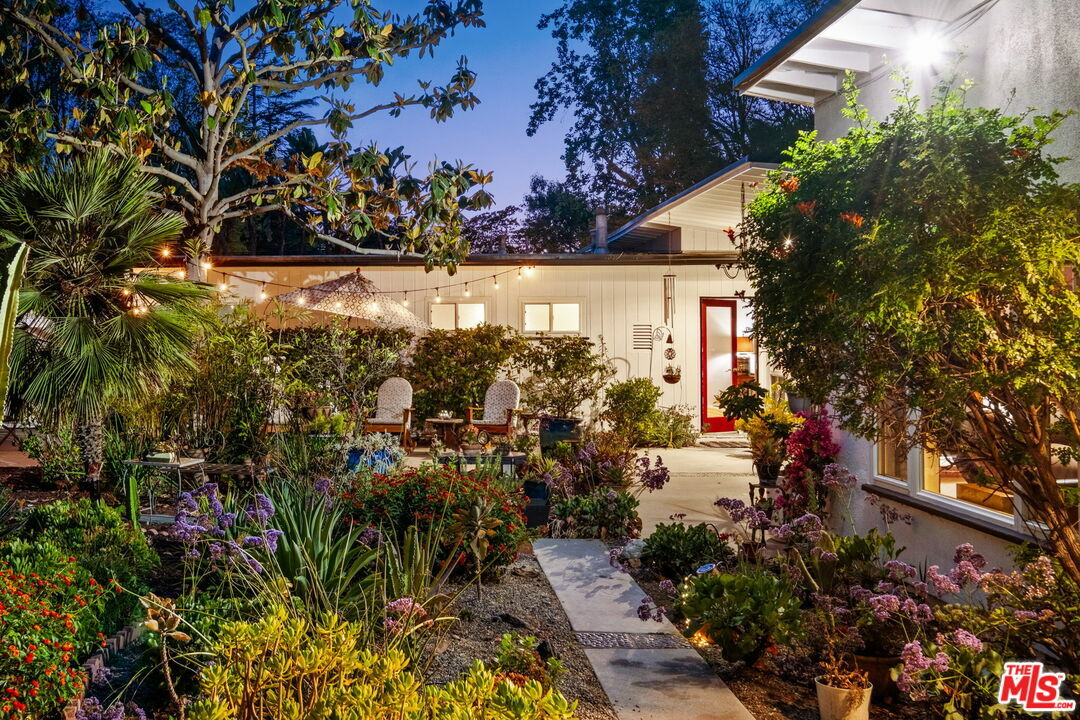 Property Photo: 5940 Varna Ave CA 91401
