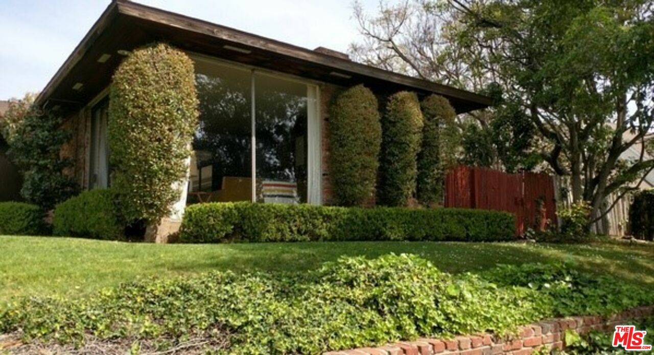 Property Photo: 809 Toulon Dr CA 90272
