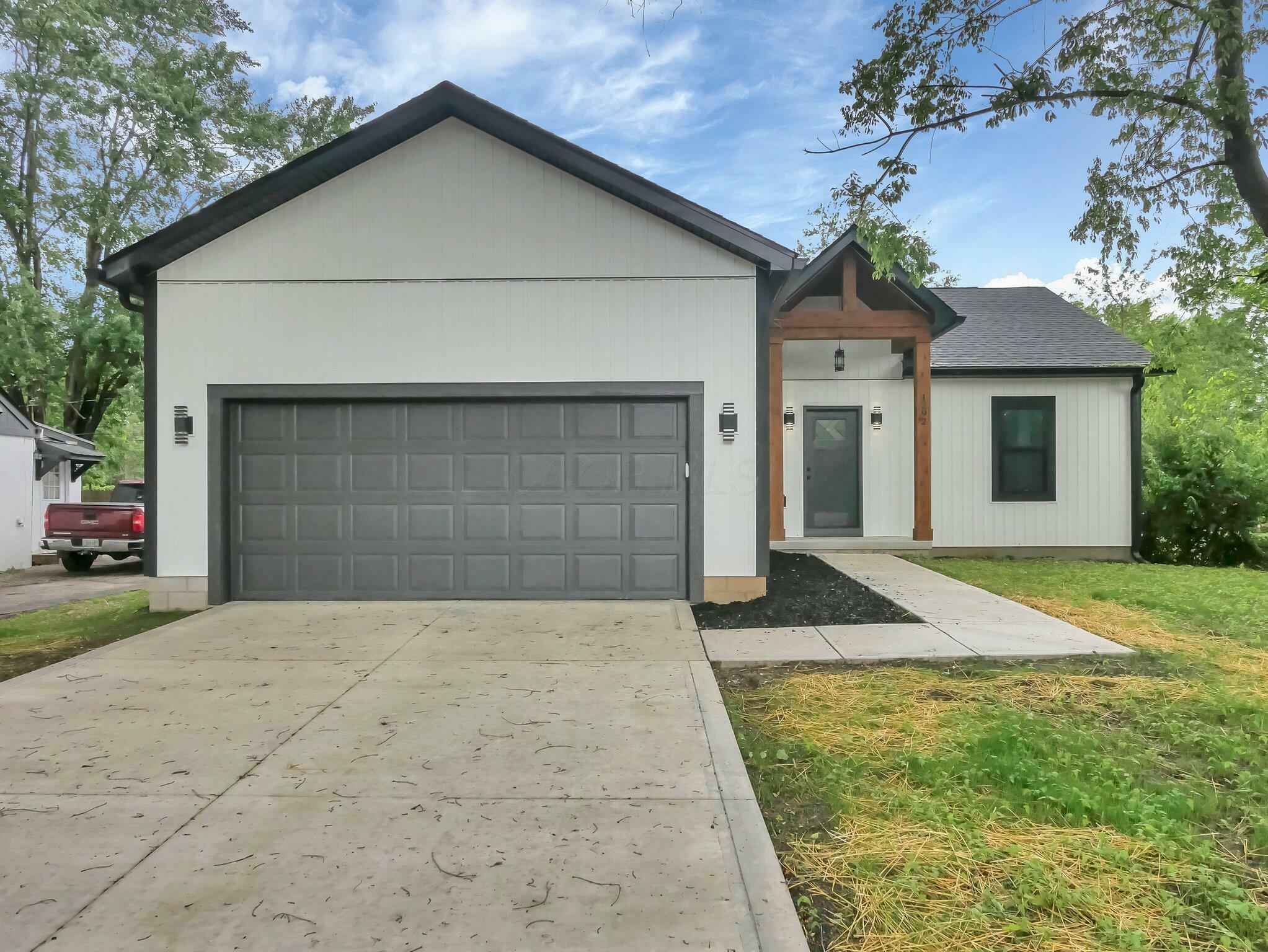Property Photo: 1292 Moundview Avenue OH 43207