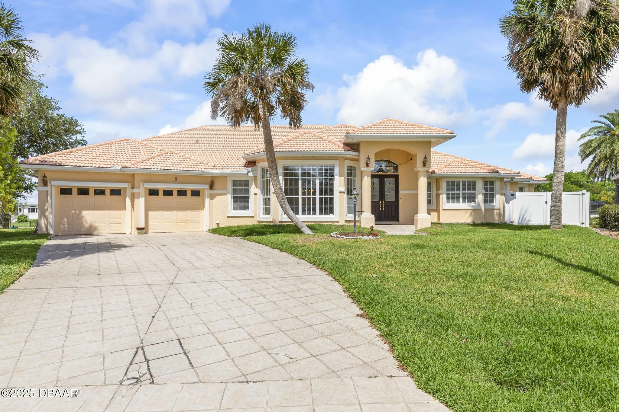 Property Photo:  8 Cayuse Court  FL 32137 
