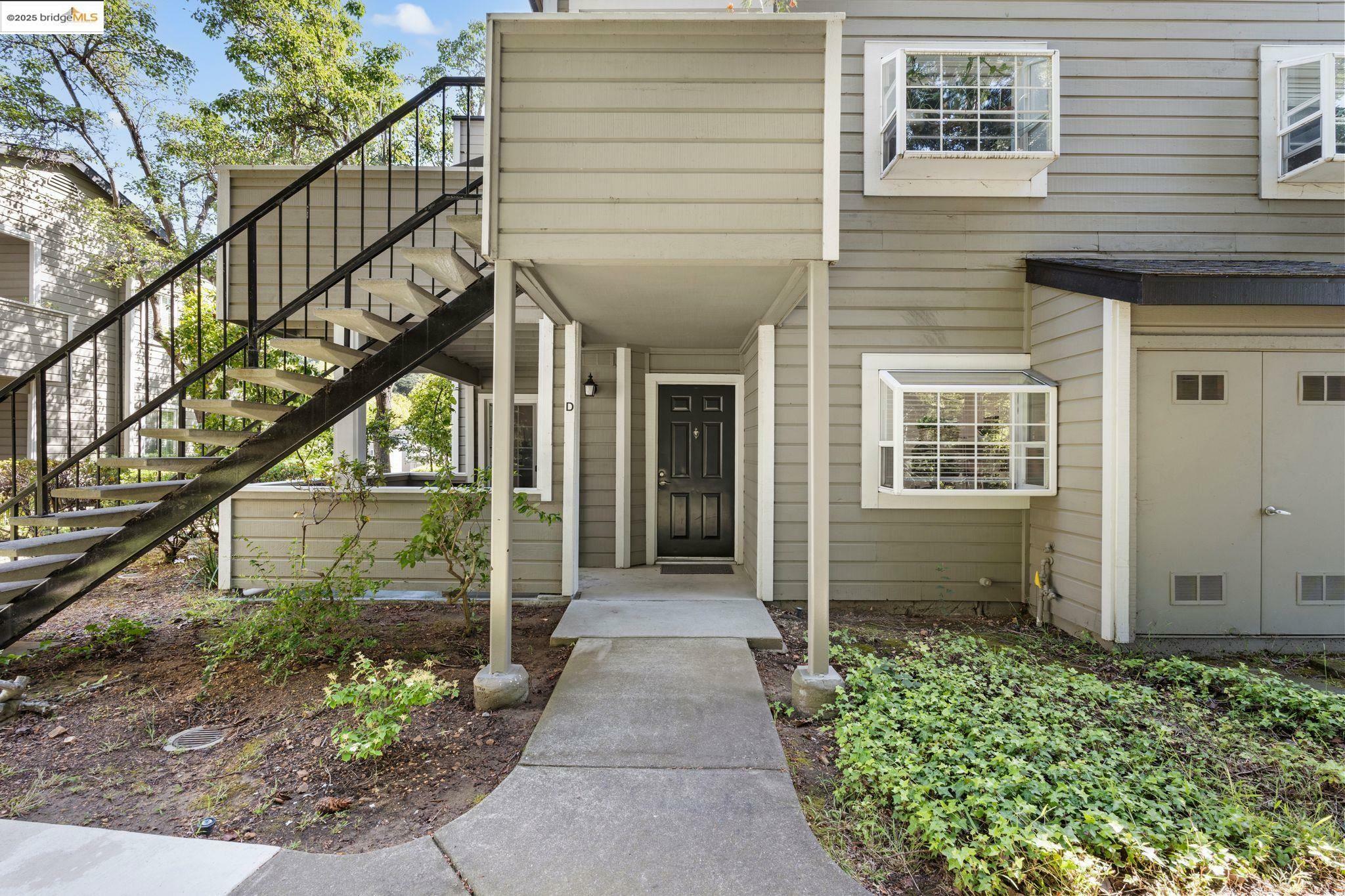Property Photo: 520 Canyon Oaks D CA 94605