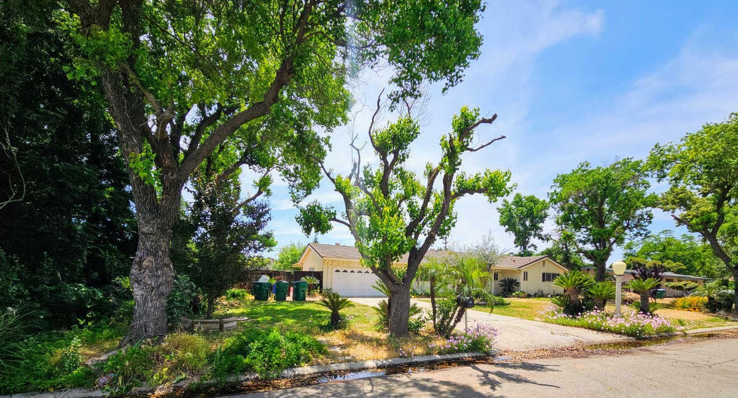 Property Photo: 5850 E Parkside Drive CA 93727