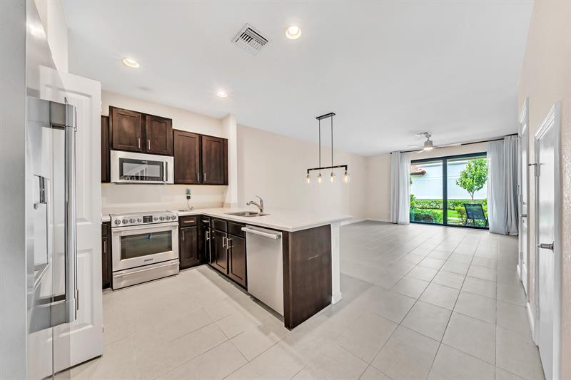 Property Photo: 4208 N Dixie Hwy 25 FL 33334