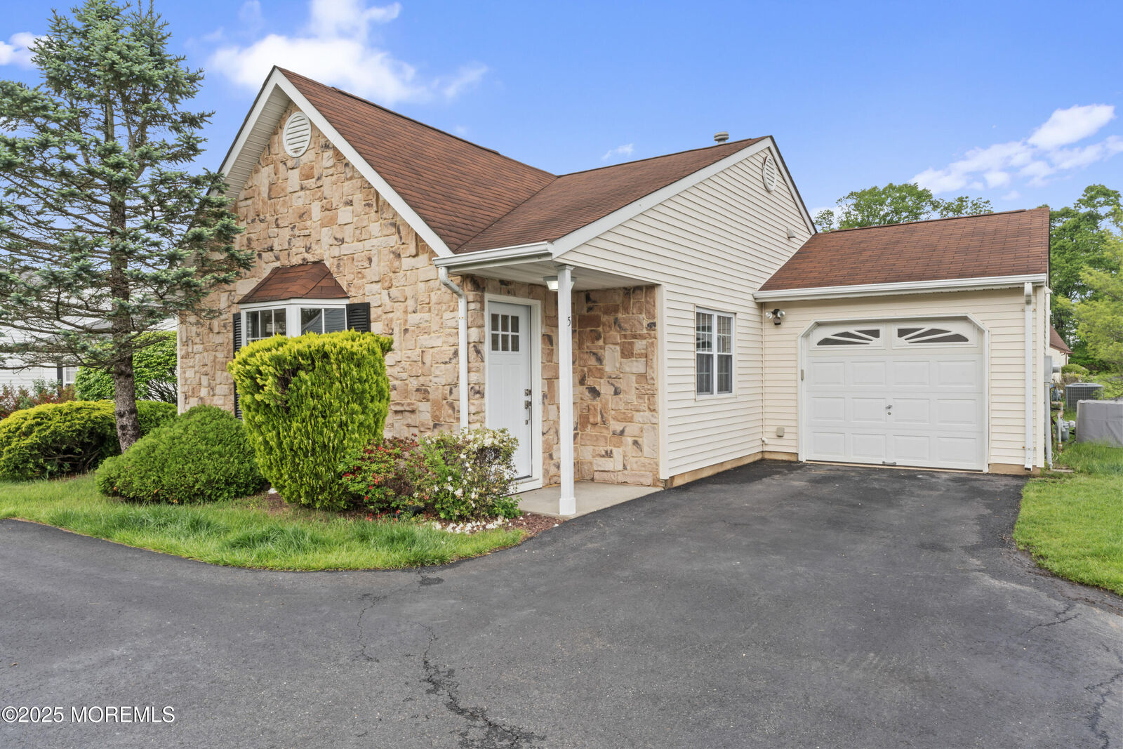 Property Photo:  5 Ivy Ridge Close  NJ 07728 
