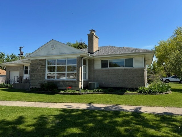 Property Photo: 1841 Hawthorne Avenue IL 60154