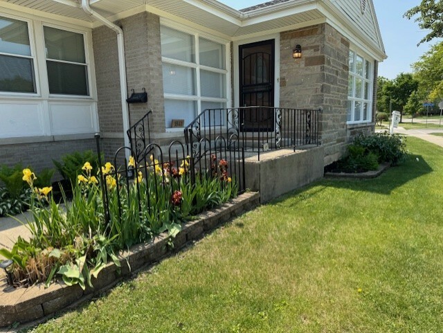 Property Photo: 1841 Hawthorne Avenue IL 60154