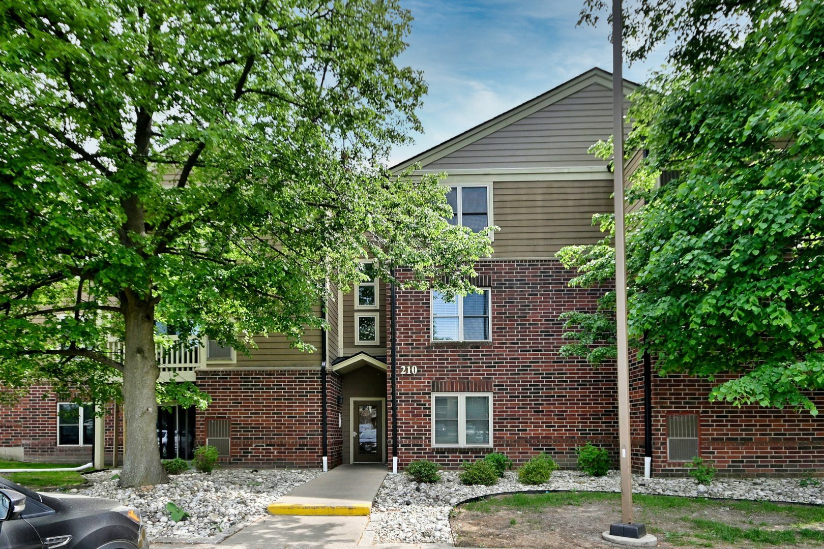 Property Photo: 210 Glengarry Drive 212 IL 60108