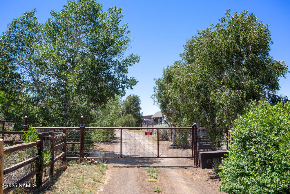 Property Photo:  8841 E Rolling Thunder Drive  AZ 86004