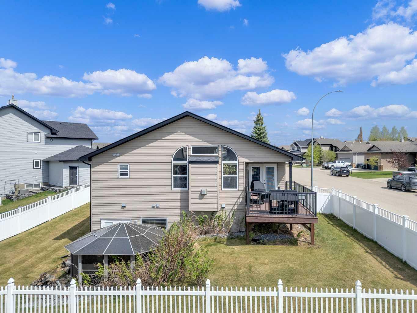 Property Photo: 5 Landsdown Green AB T4S 0A2