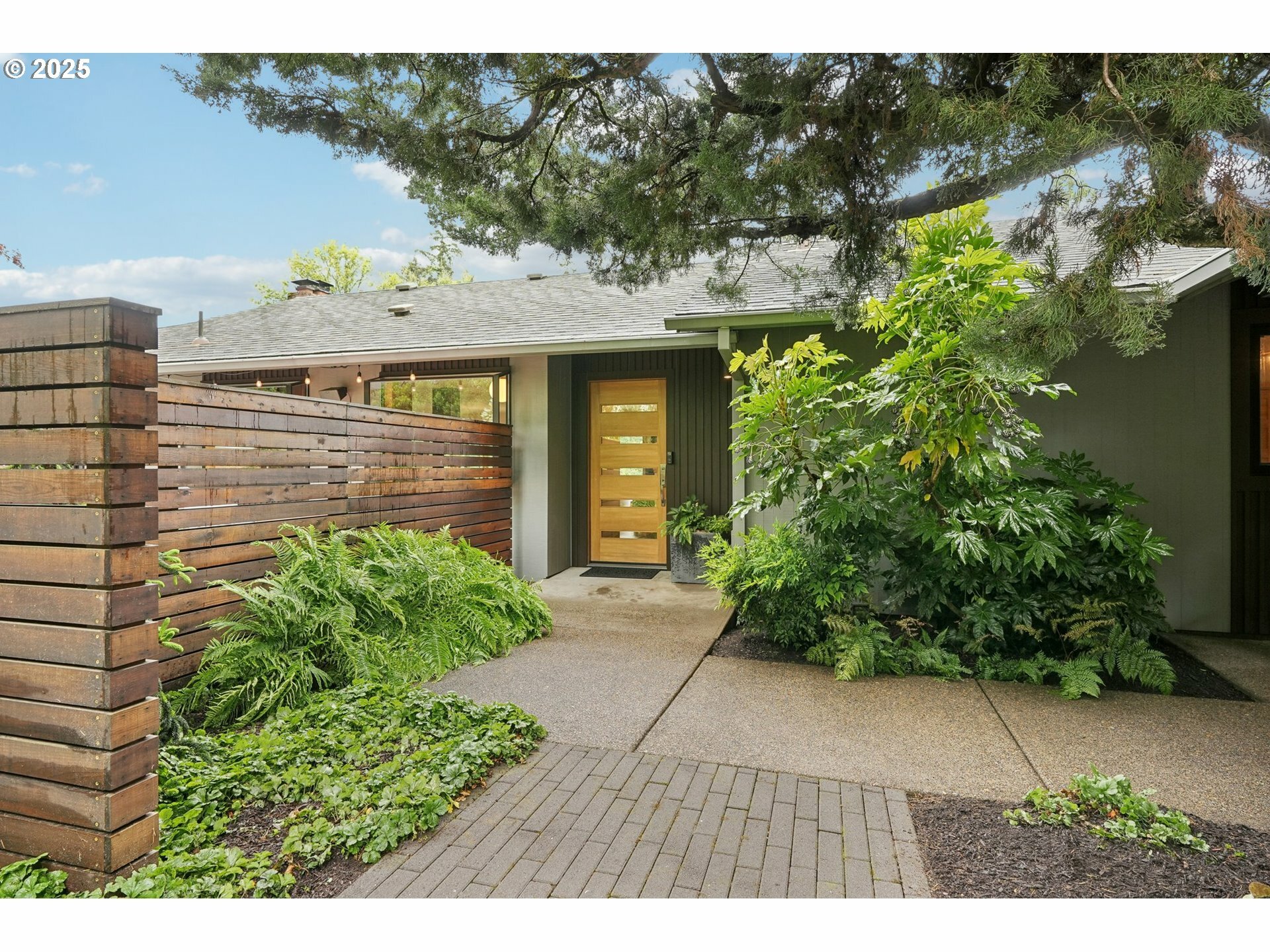 Property Photo: 9880 SW Vista Pl OR 97225