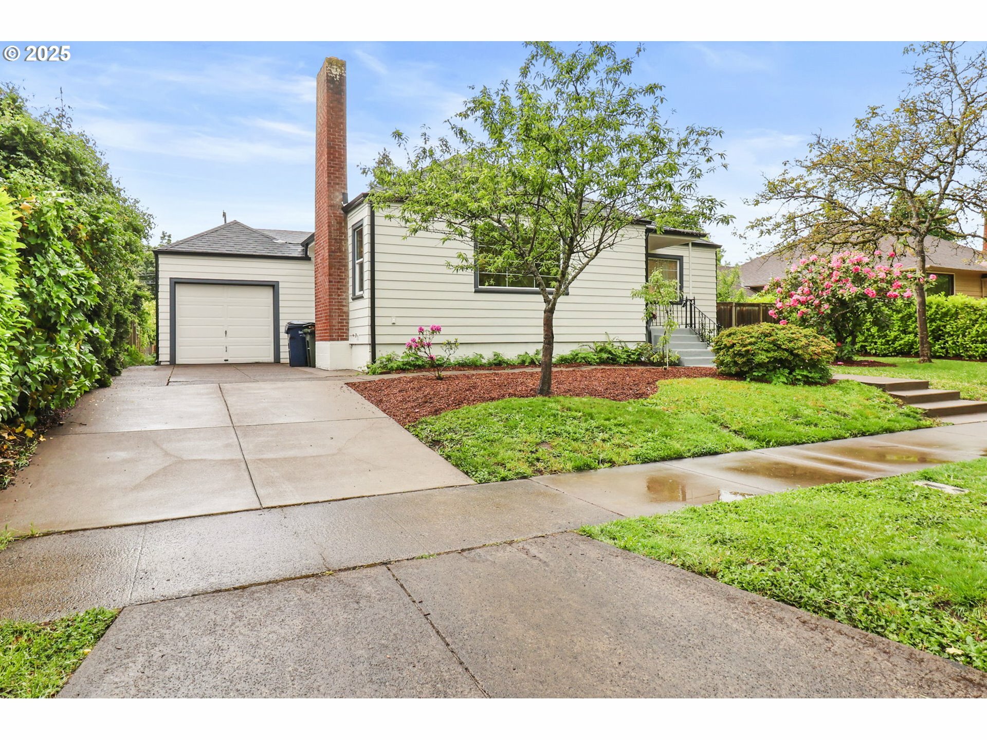 Property Photo: 1034 W 10th Ave OR 97402