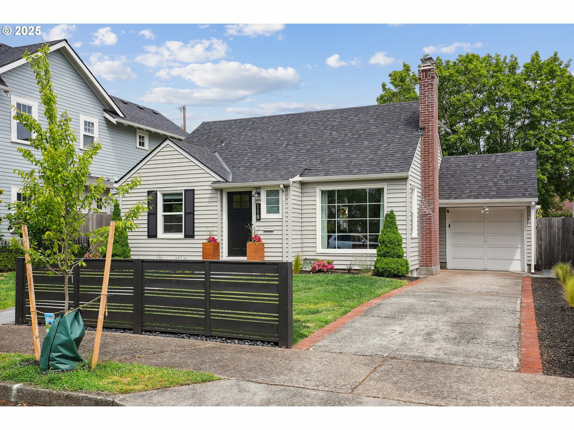 Property Photo: 118 E 36th St WA 98663