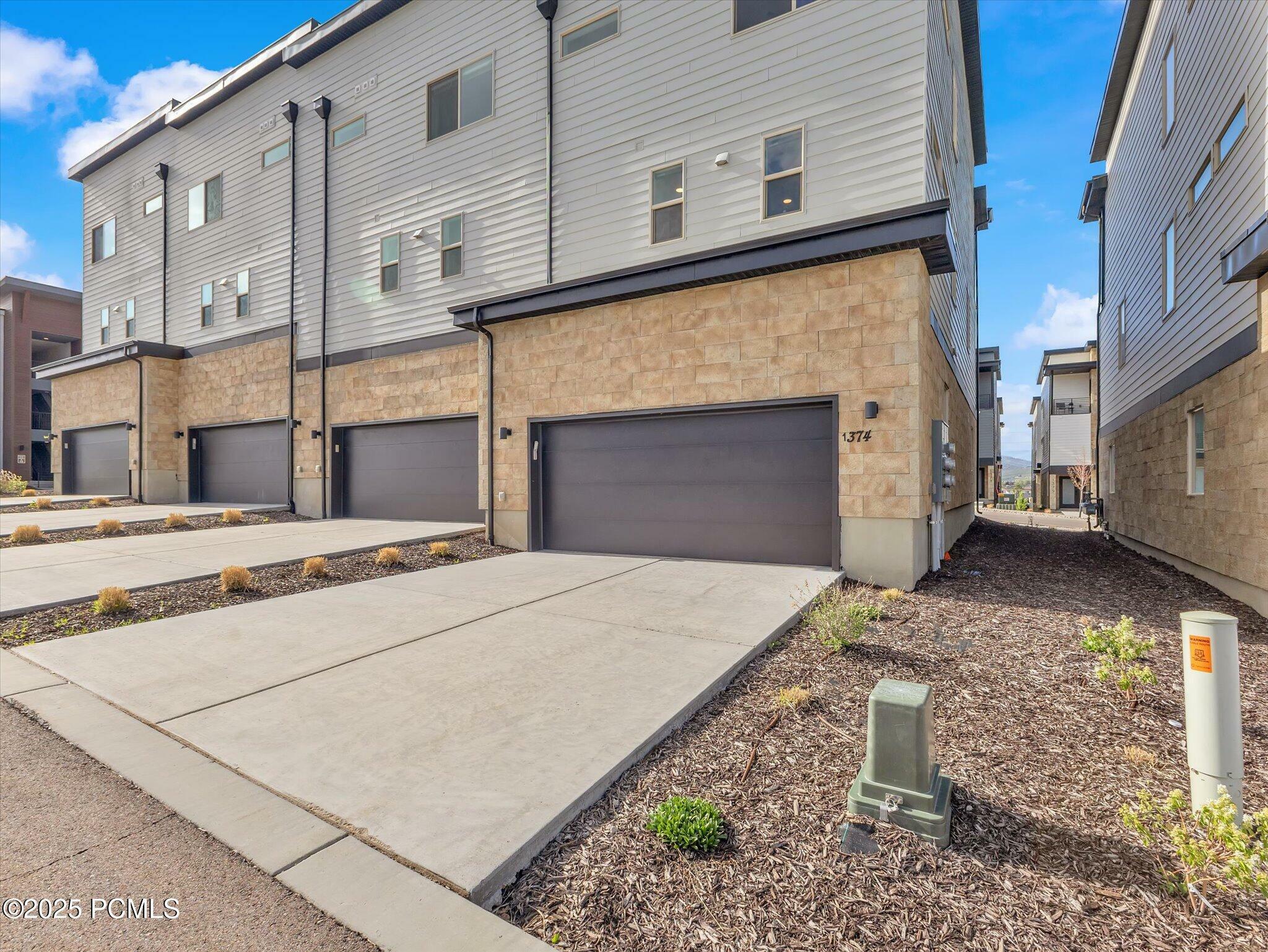 Property Photo:  1374 Gambel Oak Way  UT 84098 